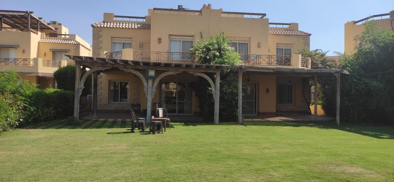 A sea view spacious cheering 5 bedroom villa Ain Sokhna Ain Bay فيلا كاملة للإيجار قرية العين باي عين السخنة المظهر الخارجي الصورة